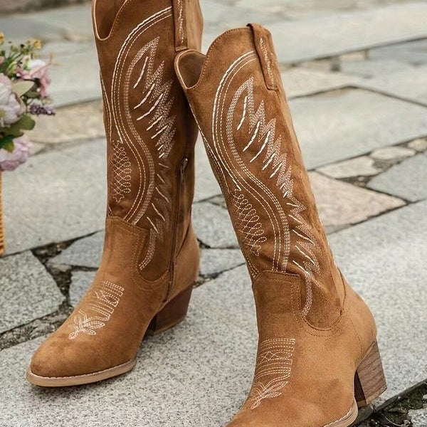 Women's low-heeled cigarette boots